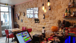 Restaurant avec salle à l'ambiance chaleureuse