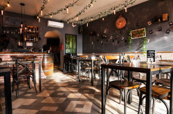 Salle de restaurant à l'ambiance accueillante