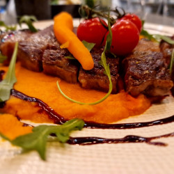 Salle de restaurant avec des plats bons et originaux  